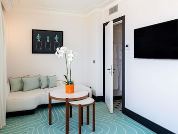 Deluxe Room, 1 Queen Bed, City View
