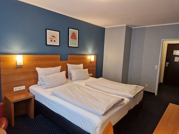 Standard Room, 1 Queen Bed, Garden View