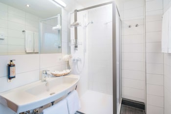 Comfort Room, 2 Twin Beds (Larger Room;Quiet Location)