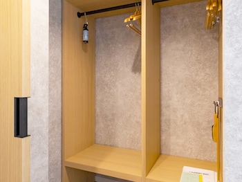 Deluxe King Twin Room with City View Non Smoking