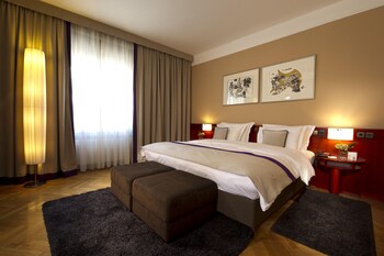 Suite, 1 King Bed, Balcony, City View