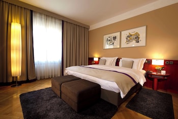 Suite, 1 King Bed, Balcony, City View