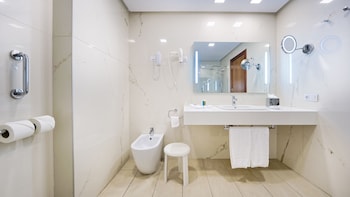 Junior Suite (Spa access included. 3 Adults)