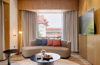 Newly Renovated / Golden Dragon Horizon Suite (The Back Building Golden Dragon Pavilion)