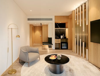 Newly Renovated / Golden Dragon Horizon Suite (The Back Building Golden Dragon Pavilion)