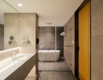 Newly Renovated / Golden Dragon Horizon Suite (The Back Building Golden Dragon Pavilion)