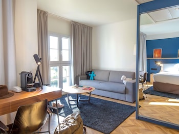Suite, 1 King Bed with Sofa bed
