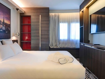 Suite, 1 King Bed with Sofa bed (Paris View)