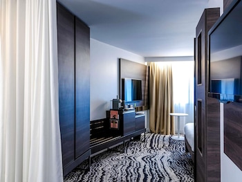 Executive Room, 1 Queen Bed with Sofa bed (Paris View)