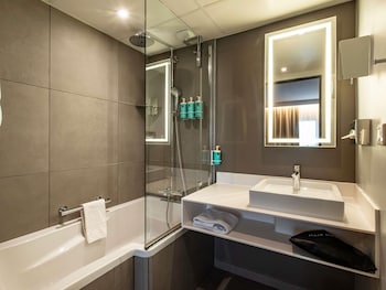 Executive Room, 1 Queen Bed with Sofa bed (Paris View)