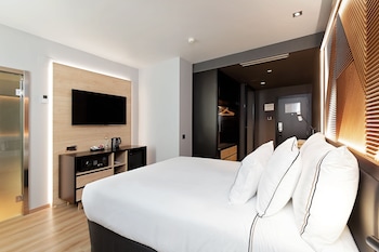 Melia Queen Bed