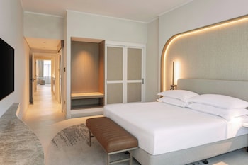 Family Duplex Suite, Club lounge access, 2 Bedroom Signature Suite, Garden view, Nonsmoking