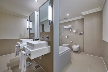 Executive Deluxe Suite, complimentary shuttle to DXB Airport Terminal 1 & 3