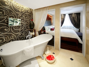 Opera Wing, Prestige Suite with Club Privileges and Benefits, King Bed