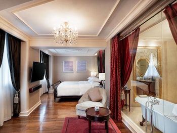 Opera wing, Grand Prestige Suite with Club Privileges and Benefits, King Bed