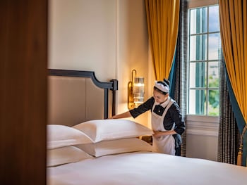 Heritage wing, Luxury room, Queen bed