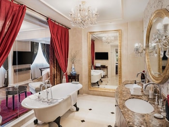 Opera wing, Grand Prestige Suite with Club Privileges and Benefits, King Bed