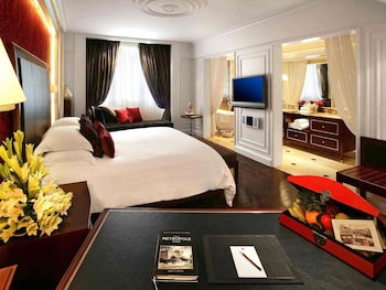 Opera wing, Grand Premium room with Club privileges and benefits, King bed