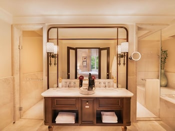 Heritage wing, Graham Greene Suite with Metropole Privileges and Benefits, King Bed