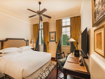 Heritage wing, Luxury room, Queen bed