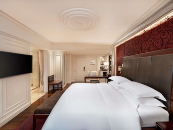 Opera wing, Grand Premium room with Club privileges and benefits, King bed