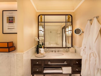 Heritage Wing, Metropole Suite with Metropole Privileges and Benefits, King Bed