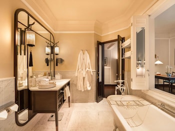 Heritage Wing, Grand Luxury Room with Metropole Privileges and Benefits, King Bed