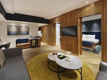 Executive Suite, City View, 1 King Bed, Club Lounge Access