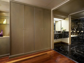 Executive Suite, 1 King Bed (Business Lounge Access)