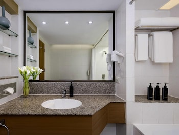 Corner Suite, 1 King Bed (Executive Lounge Access)
