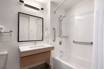 Room, 1 Queen Bed, Accessible, Bathtub