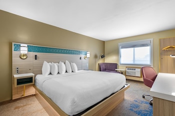 Standard Room, 1 King Bed, Non Smoking, Refrigerator & Microwave