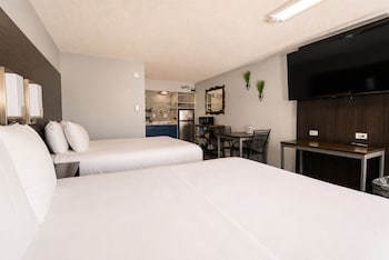 2 Queen Beds w/ Kitchenette Non-Smoking