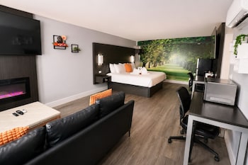 Honeymoon Suite w/ JettedTub Smoking