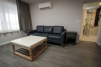 Honeymoon Suite w/ JettedTub Non-Smoking