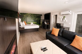 Honeymoon Suite w/ JettedTub Smoking