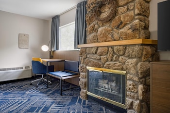 Standard Room, 1 King Bed, Non Smoking, Fireplace