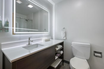 Standard Room, 1 King Bed, Jetted Tub, Lakeside