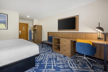 Standard Room, 1 King Bed, Non Smoking, Refrigerator & Microwave