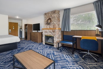 Standard Room, 1 King Bed, Fireplace, Lakeside (with Sofabed)