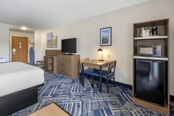 Standard Room, 1 King Bed, Jetted Tub, Lakeside