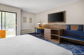 Standard Room, 1 King Bed, Accessible, Refrigerator & Microwave (Walk-in Shower)