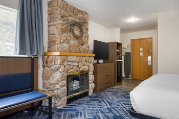 Standard Room, 1 King Bed, Non Smoking, Fireplace