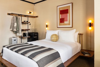 Standard Room, 1 Queen Bed (The Queen)