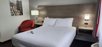 Standard Room, 1 Queen Bed, Non Smoking, Refrigerator & Microwave