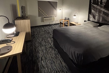Suite, 1 Queen Bed, Smoking