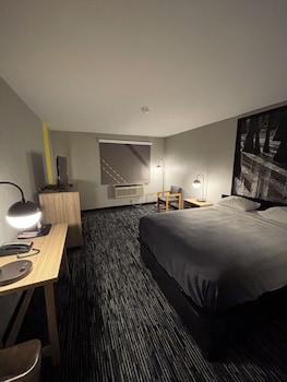 Suite, 1 Queen Bed, Smoking