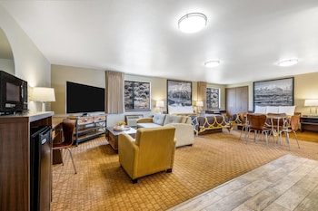 Suite, Multiple Beds, Non Smoking, Microwave