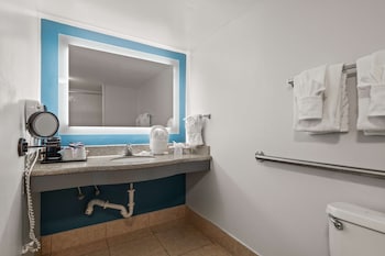 Standard Room, 1 Queen Bed, Accessible, Non Smoking (1st Floor)