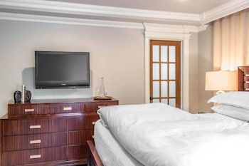 Superior Room, 1 King Bed, Non Smoking (Shower Only)